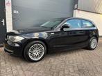 BMW 1-Serie 116i 2.0 2009 3dr zwart NW APK CRUISE CLIMA, Auto's, 1-Serie, 65 €/maand, 1995 cc, Zwart