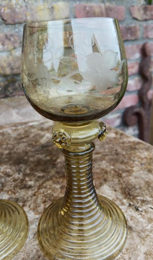 Antieke roemers olijfgroen met  braamnoppen, Antiek en Kunst, Antiek | Glas en Kristal, Ophalen of Verzenden