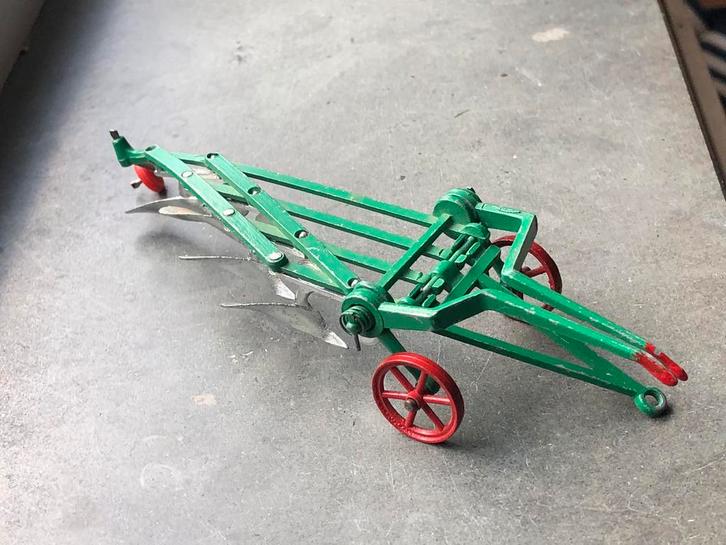 Groene eg - ploeg - cultivator door Britains Ltd. England., Hobby en Vrije tijd, Modelauto's | Overige schalen, Gebruikt, Tractor of Landbouw