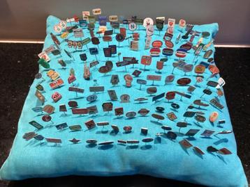 VINTAGE PINS Reclamespeldjes jaren’60/‘70 beschikbaar voor biedingen