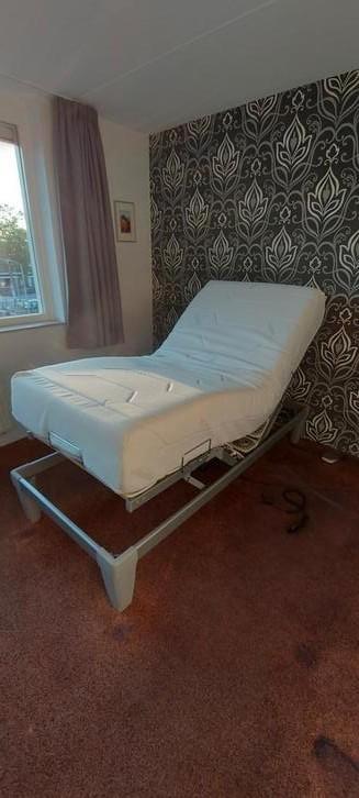 Tempur traagschuim bed verstelbare bodem, 90 x 200 cm. beschikbaar voor biedingen
