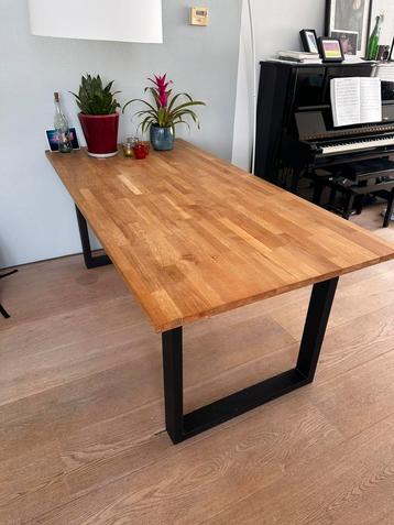Houten eettafel met stalen poten 1x2m beschikbaar voor biedingen