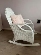 Zeer mooie witte rotan schommelstoel, Kinderen en Baby's, Kinderkamer | Tafels en Stoelen, Ophalen, Zo goed als nieuw, Stoel(en)