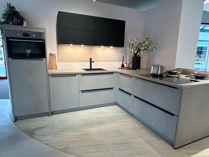 SHOWROOMKEUKEN  MOET WEG!, Huis en Inrichting, Keuken | Complete keukens, Nieuw, Hoekkeuken, Overige kleuren, Kunststof, Ophalen of Verzenden
