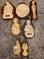 Lotje communiebeeldjes op houten achterwand., Ophalen of Verzenden