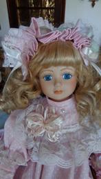 Zeer mooie sierpop met korfje, merk Sublime, Verzamelen, Poppen, Ophalen, Zo goed als nieuw, Pop