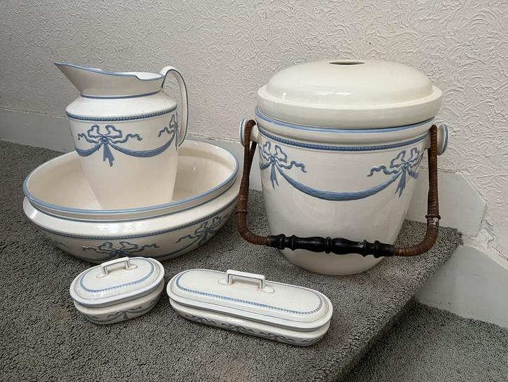 Antieke Lampetkan-set aardewerk met lichtblauwe guirlandes, Antiek en Kunst, Curiosa en Brocante, Verzenden