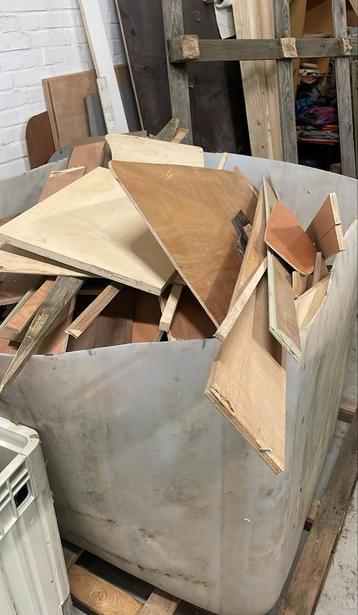 Afval hout voor openhaard beschikbaar voor biedingen