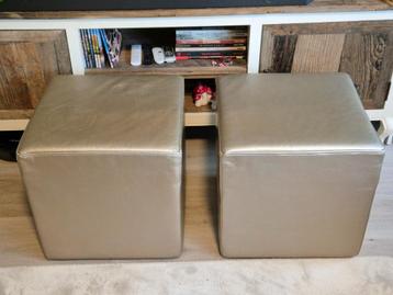 2 gouden leren poefjes 45x45x45 cm beschikbaar voor biedingen