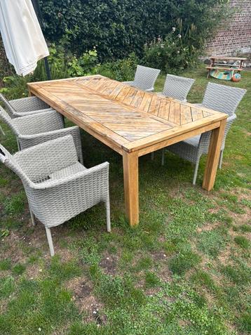 Tafel en stoelen te koop beschikbaar voor biedingen