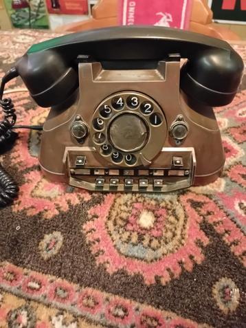 Mooie oude antieke koperen telefoon.  beschikbaar voor biedingen