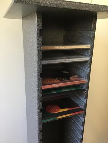 Cd toren Hoogte 127 cm. Gemaakt van corian. beschikbaar voor biedingen