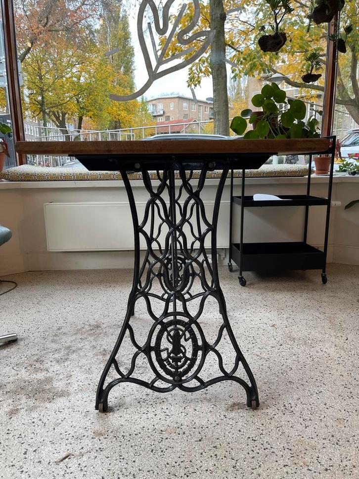 Unieke Tafel/Bureau - Gietijzeren Naaimachine Onderstel, Antiek en Kunst, Antiek | Naaimachines, Ophalen