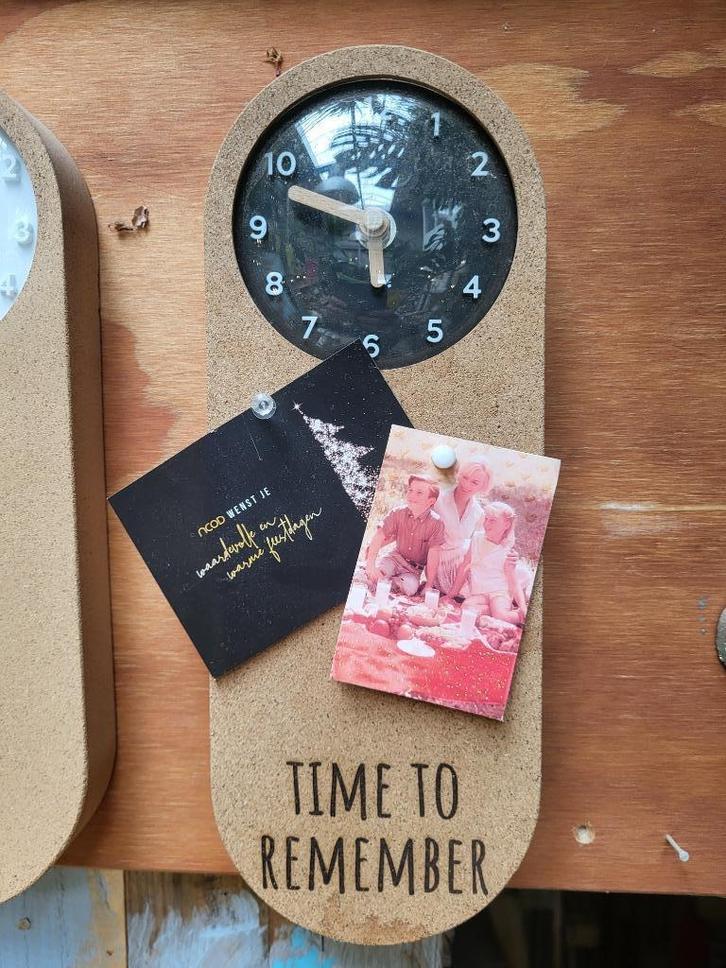 Present Time klok - memoboard, Huis en Inrichting, Woonaccessoires | Klokken, Nieuw, Wandklok, Analoog, Ophalen of Verzenden