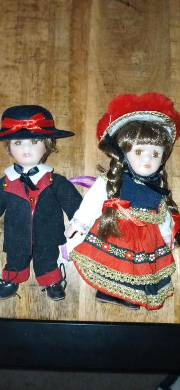 Twee Vintage Porseleinen Poppen in duitse Klederdracht beschikbaar voor biedingen