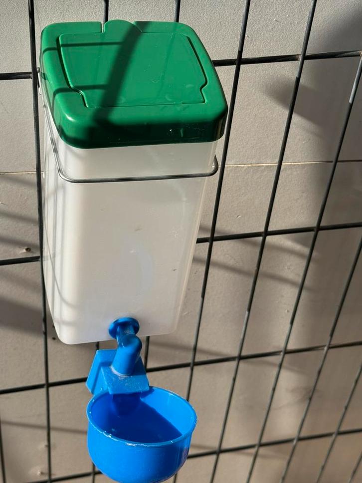 Drinkflessen (1L) met drinkcups voor konijn of cavia., Dieren en Toebehoren, Knaagdieren en Konijnen | Toebehoren, Zo goed als nieuw