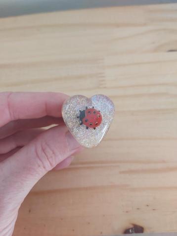 Glitterring met lieveheersbeestje beschikbaar voor biedingen