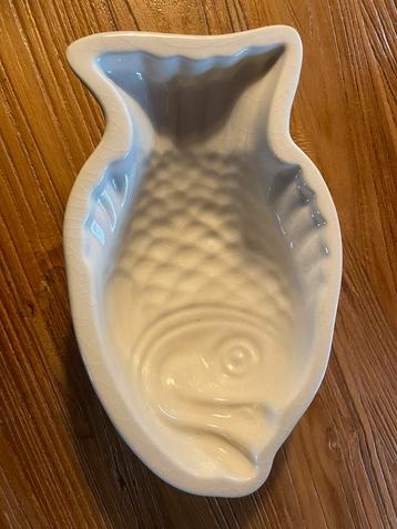 Aardewerk schaaltje vis beschikbaar voor biedingen