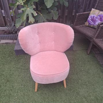 Schattig roze fauteuiltje beschikbaar voor biedingen