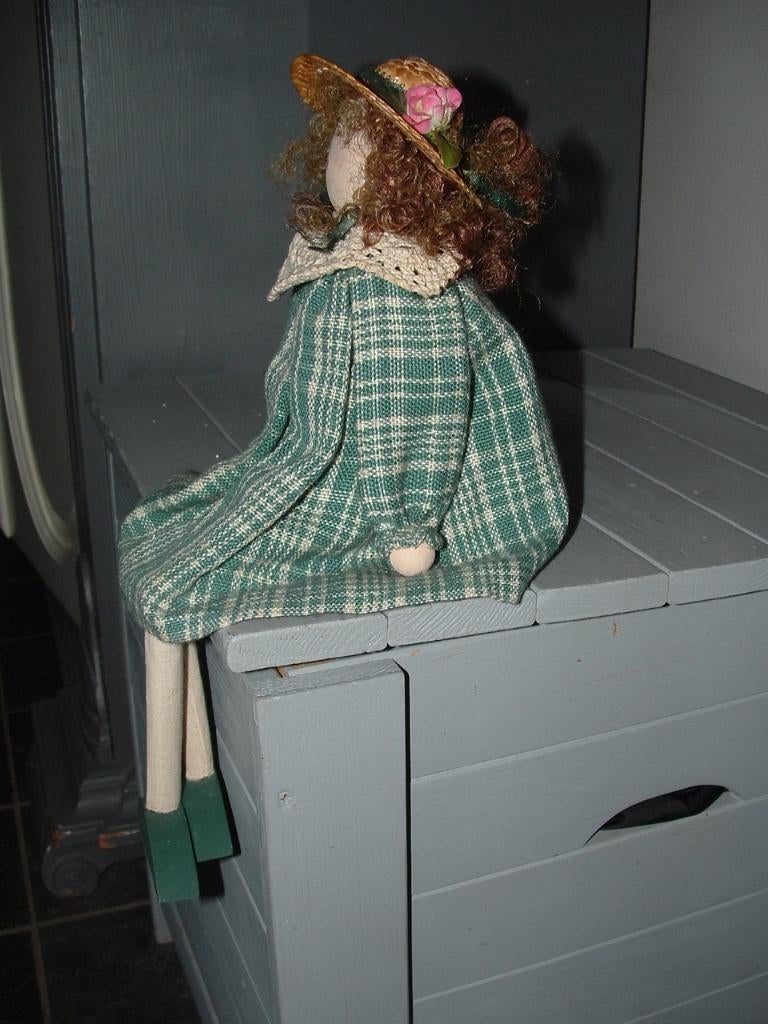 Pop zitpopje vensterpop, vintage zittend poppetje decoratie