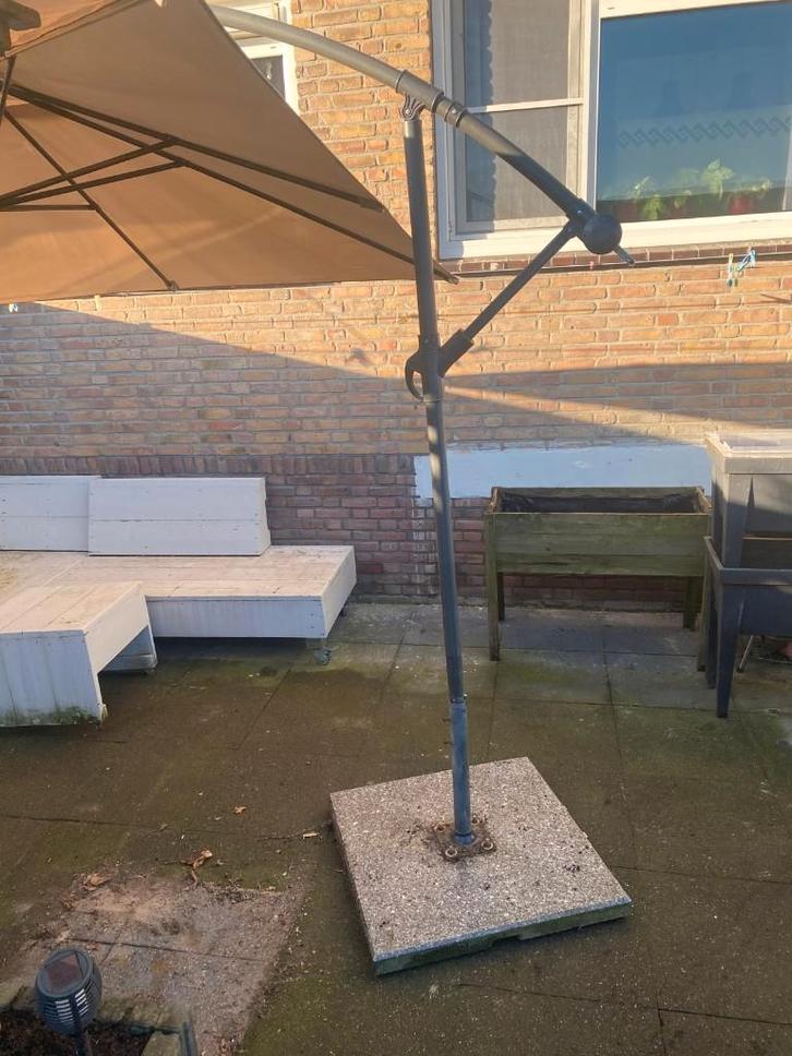 vierkante parasol met stenen voet (90 kilo), Tuin en Terras, Parasols, Zo goed als nieuw, Zweefparasol, 2 tot 3 meter, Kantelbaar