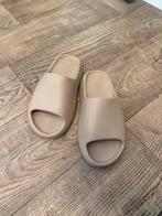 Yeezy slides pure, Slippers, Overige kleuren, Verzenden, Zo goed als nieuw