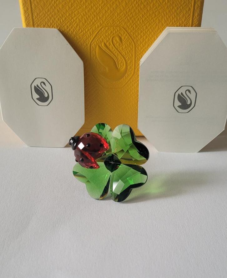 Swarovski 2024 Idyllia Lieveheersbeestje en Klavertje vier, Verzamelen, Swarovski, Nieuw, Figuurtje, Verzenden