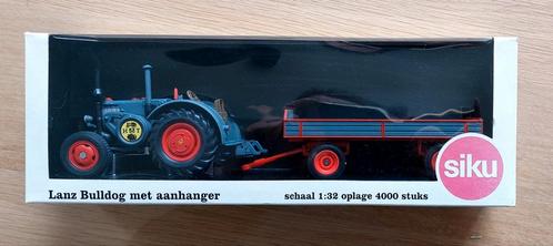 Lanz Bulldog met Aanhanger 25 jaar HMT, Hobby en Vrije tijd, Modelauto's | 1:32, Nieuw, Tractor of Landbouw, SIKU, Ophalen of Verzenden