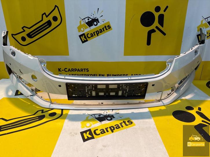 Skoda Superb Facelift Voorbumper KLS PDC 3V0807221F, Auto-onderdelen, Carrosserie en Plaatwerk, Bumper, Skoda, Voor, Gebruikt