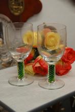Twee grootte glazen met groene voet, Antiek en Kunst, Ophalen of Verzenden