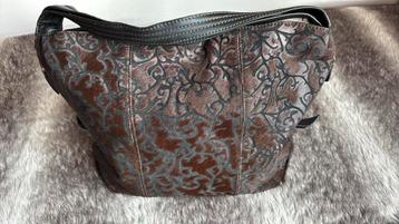 Leer met haar donkerbruine Think! Tas beschikbaar voor biedingen