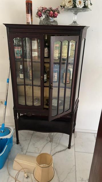 Antieke Vitrinekast beschikbaar voor biedingen