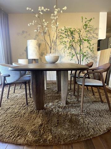 Artisan Nilu eettafel Notenhout SHOWROOMMODEL  beschikbaar voor biedingen