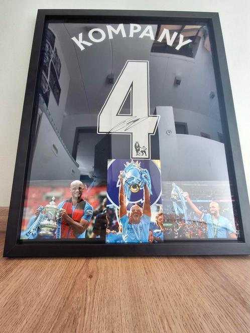 Gesigneerd shirt Vincent Kompany, Huis en Inrichting, Woonaccessoires | Lijsten, Zo goed als nieuw, Minder dan 50 cm, Minder dan 50 cm