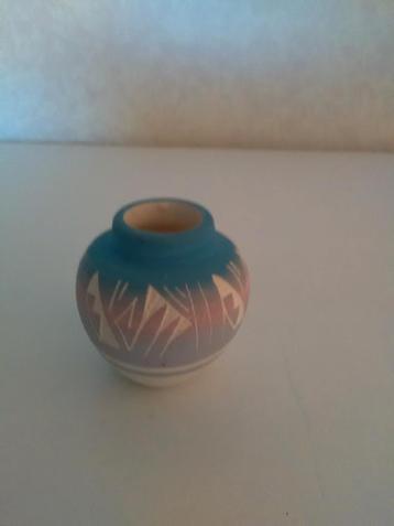 Keramiek vaasje blauw met grijs 7.5 cm hoog met nummer  beschikbaar voor biedingen