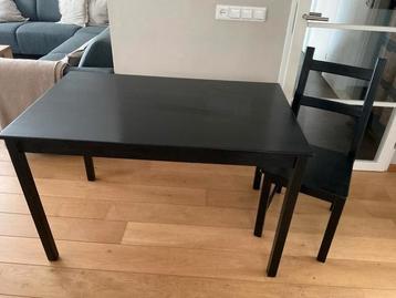 Houten tafel (120x75 cm) met 4 stoelen en stoelkussens beschikbaar voor biedingen