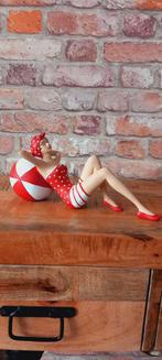 Retro Dame in een Badpak met een Strandbal Beeld ♥️NIEUW♥️, Verzamelen, Beelden en Beeldjes, Ophalen of Verzenden, Nieuw, Mens