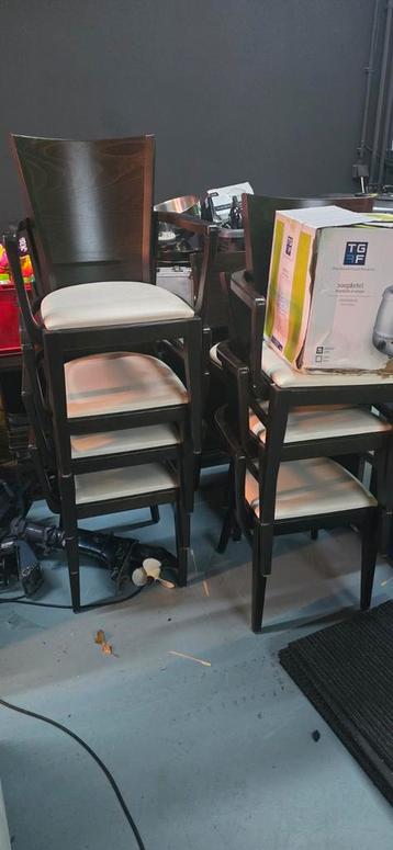Set van 8 Stoelen met Witte Zitting beschikbaar voor biedingen