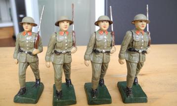 4 oude miniatuur soldaatjes, identiek. Ca. jaren '40  beschikbaar voor biedingen