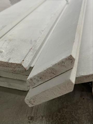Houten plinten, 5,5 cm, ralkleur, 19 stuks à 5 m beschikbaar voor biedingen
