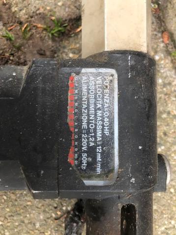 Twee sterke elektromotoren voor hek te openen en te sluiten beschikbaar voor biedingen