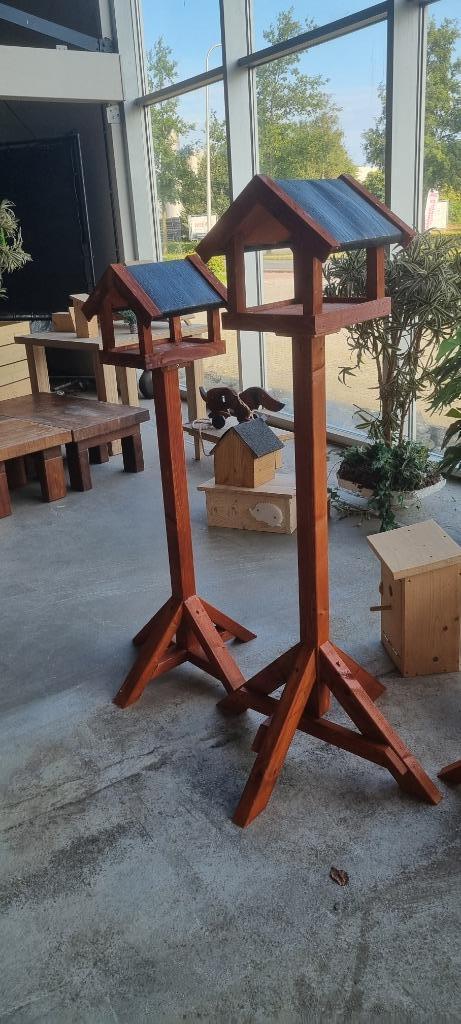 Voederhuis op paal - bruin - Loods66B, Tuin en Terras, Vogelhuisjes en Vogelbaden, Nieuw, Ophalen