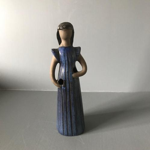 Vintage keramisch beeldje van meisje met mandje en bloemen., Antiek en Kunst, Antiek | Keramiek en Aardewerk, Ophalen of Verzenden