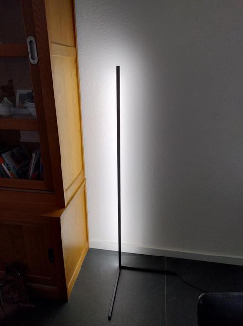 Staande hoeklamp (led), Huis en Inrichting, Lampen | Vloerlampen, Zo goed als nieuw, 100 tot 150 cm, Metaal, Ophalen