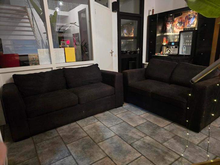 Twee kleine zwarte banken, Huis en Inrichting, Banken | Bankstellen, Gebruikt, Rechte bank, Vierpersoons of meer, 150 tot 200 cm