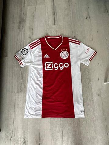 Ajax thuisshirt 2022-2023 met Steven Bergwijn