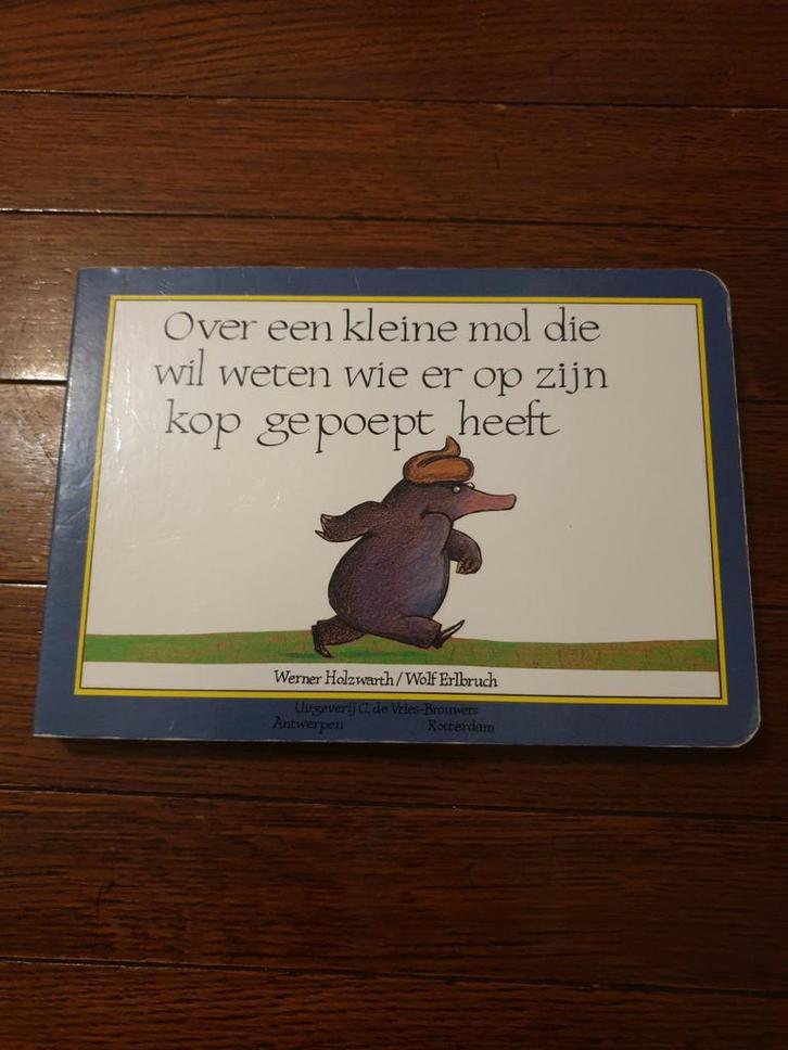 Over een kleine mol die wil weten wie er op zijn kop gepoept, Boeken, Kinderboeken | Kleuters, Zo goed als nieuw, Fictie algemeen