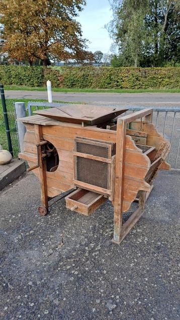 Antieke wanmolen beschikbaar voor biedingen