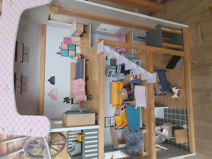Leuk poppenhuis met inrichting, Verzamelen, Poppenhuizen en Toebehoren, Gebruikt, Poppenhuis, Ophalen of Verzenden