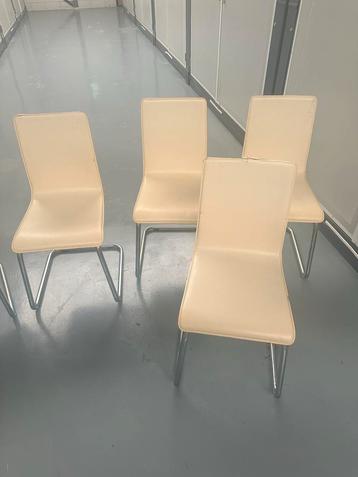 Set van 4 Crème Stoelen beschikbaar voor biedingen